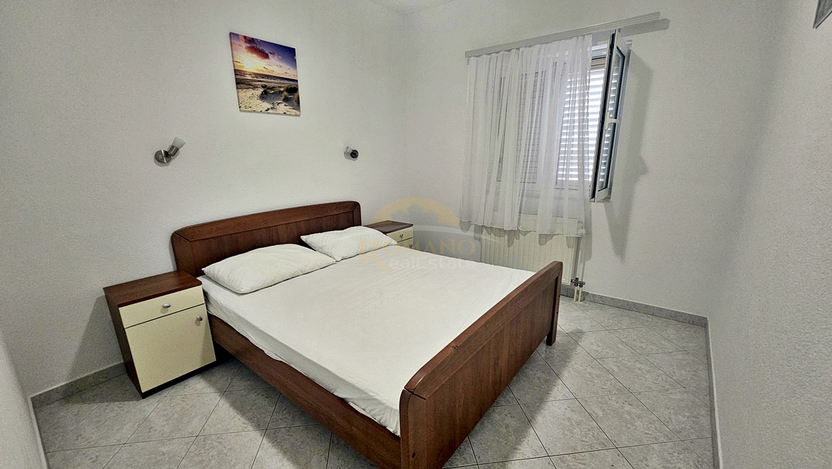 Casa con appartamenti a Okrug Gornji/Čiovo, seconda fila dal mare - 5 appartamenti